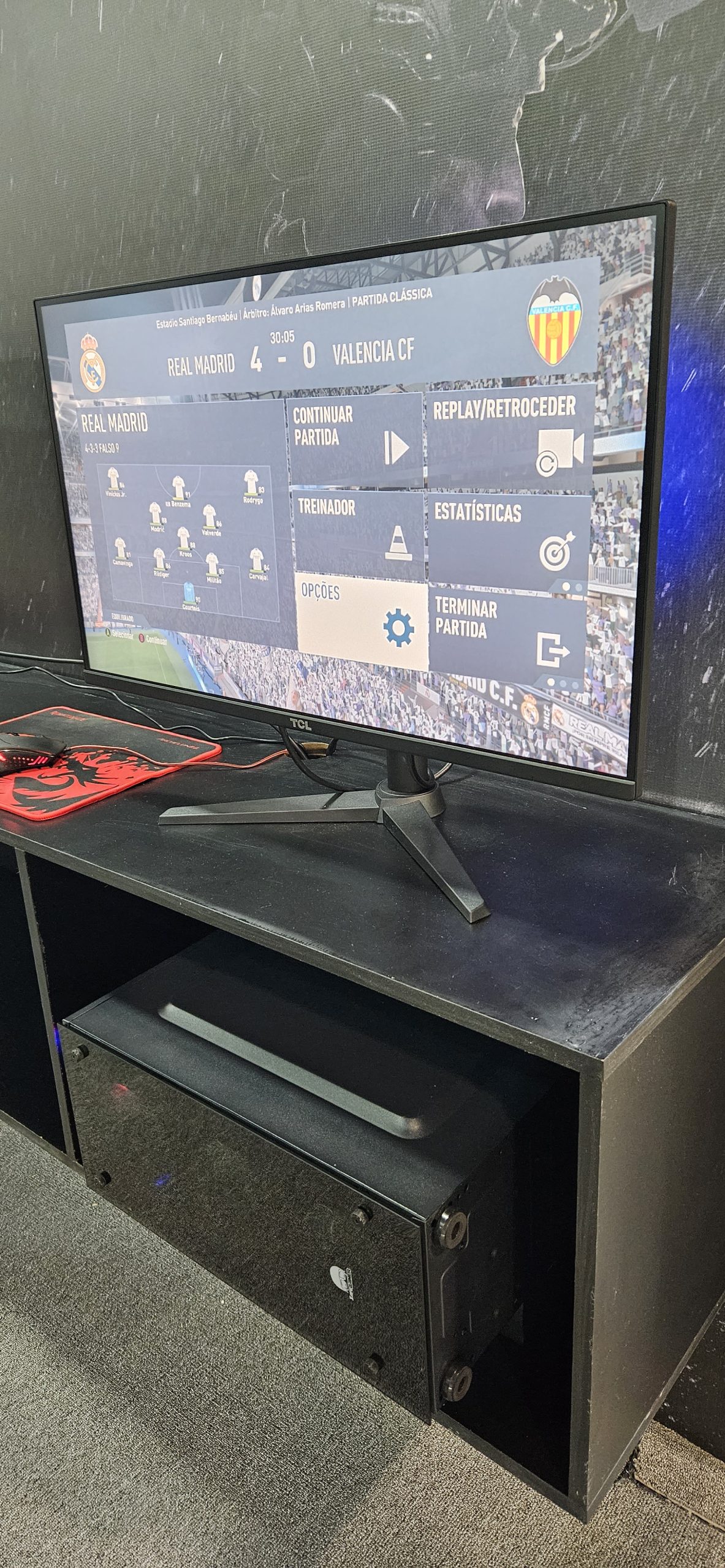 Foto mostra o monitor gamer da Semp TCL