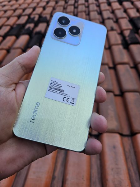 Imagem da traseira do realme C53