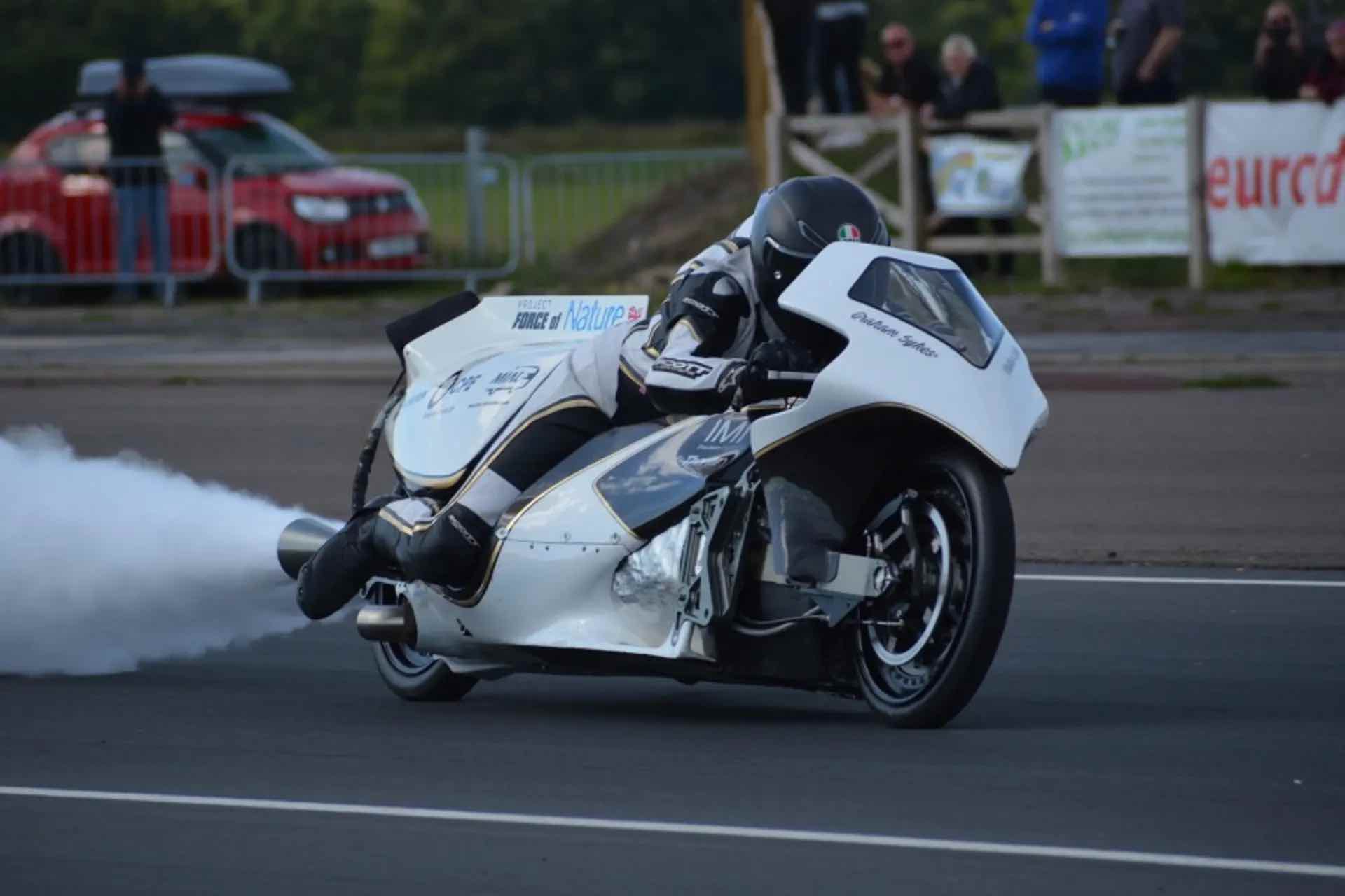 Moto ‘foguete' alcança 290 km/h e quebra recorde mundial nos 200m