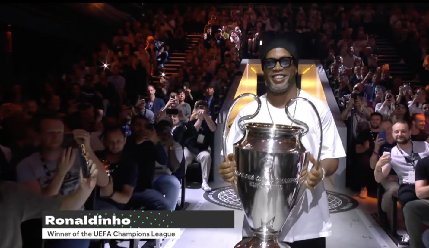 Ronaldinho Gaúcho no lançamento de EA SPORTS FC 24