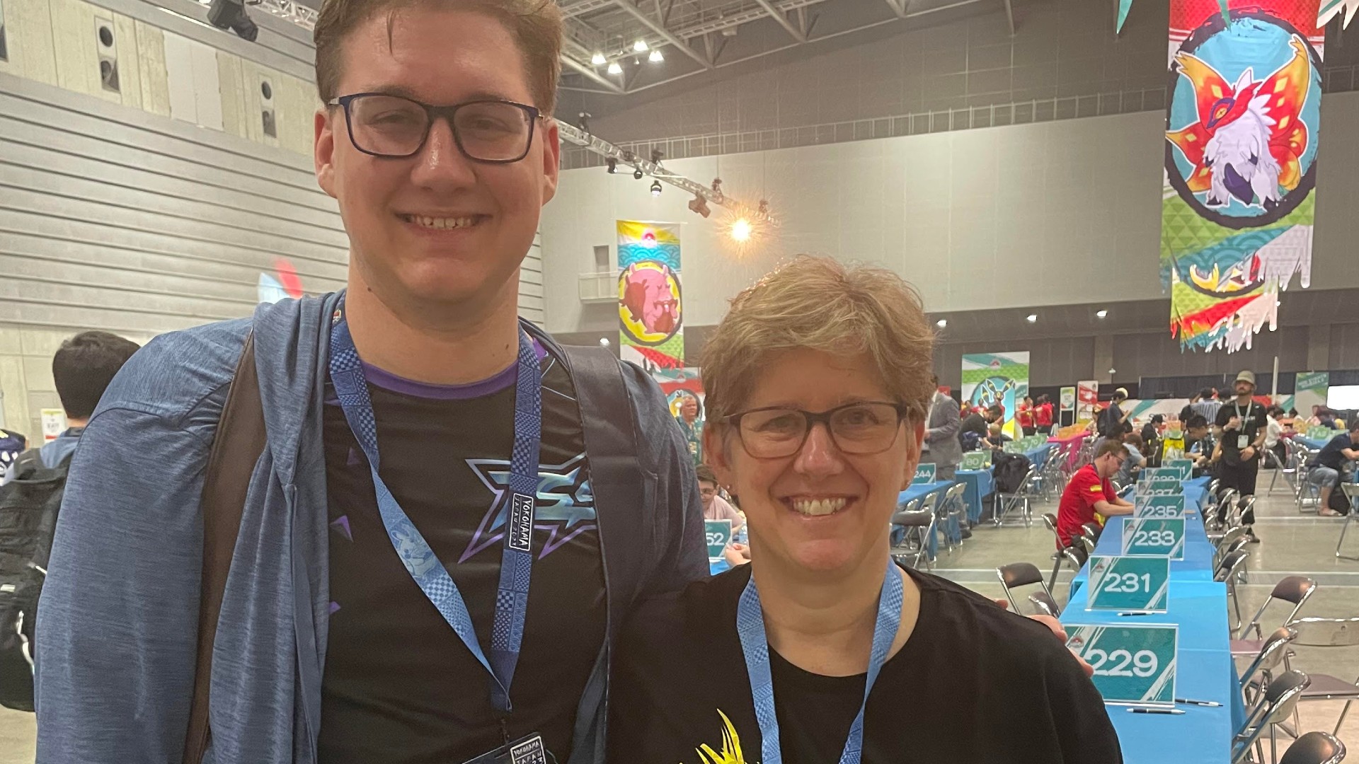 Imagem de Diane Schmanske, jogadora de Pokémon TCG, junto de seu filho Alex