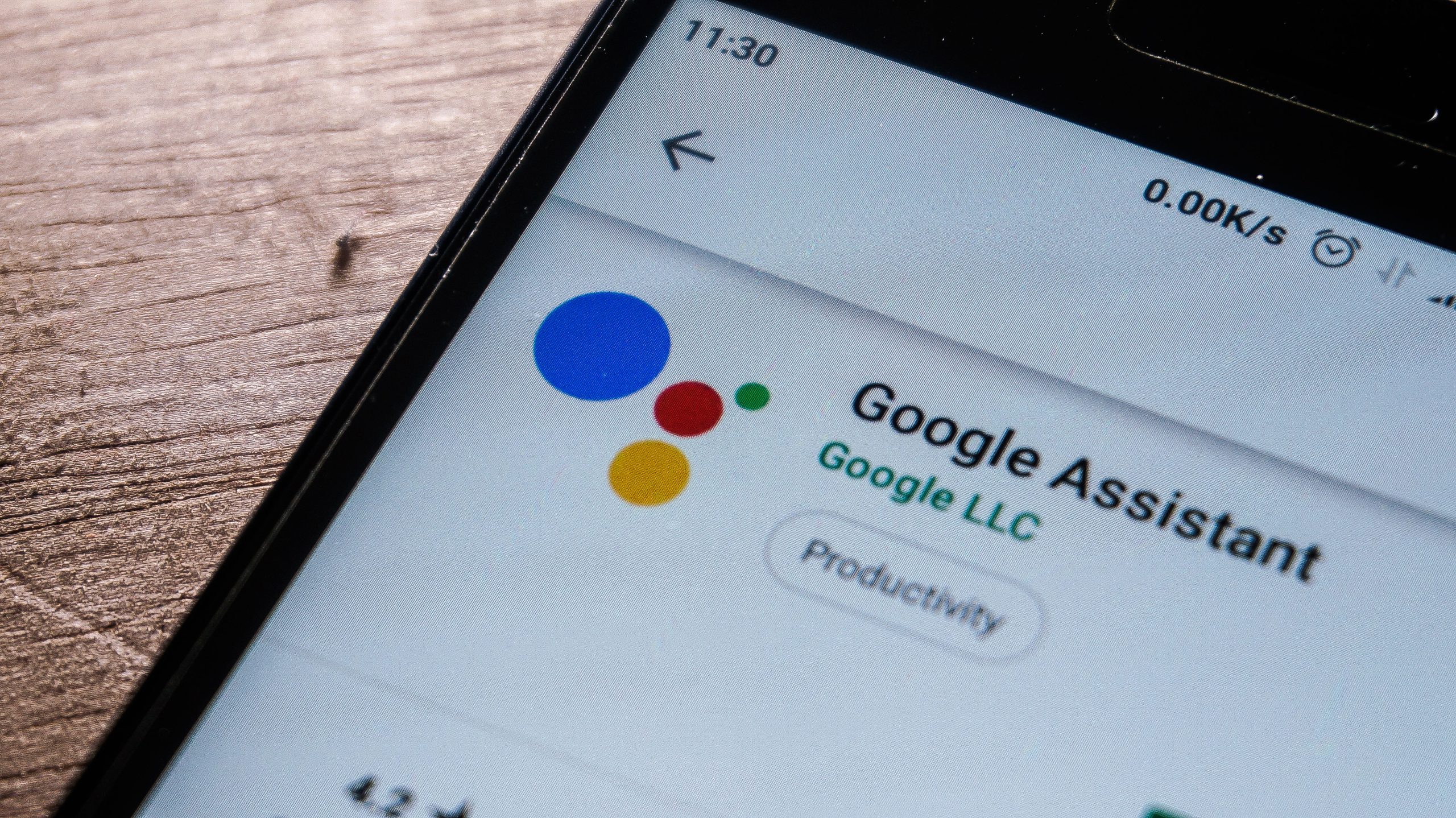 Imagem mostra o Google Assistente visualizado na tela de um smartphone