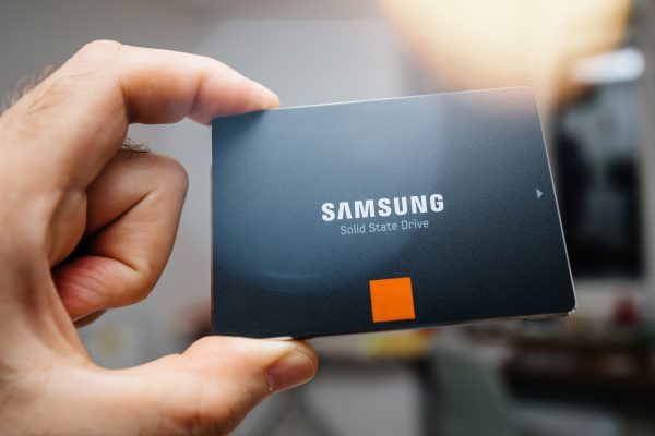 Imagem mostra um SSD da Samsung