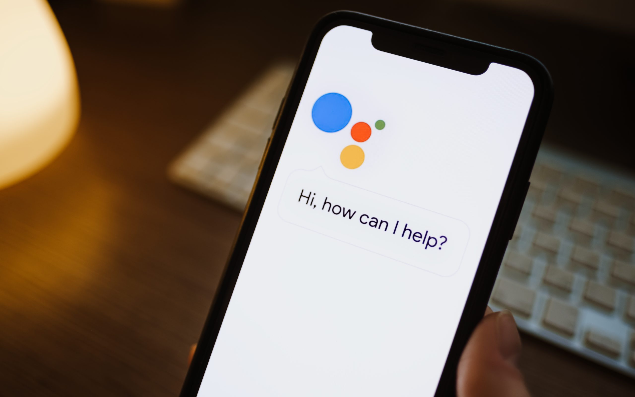 Imagem mostra um smartphone com o Google Assistente acionado em tela