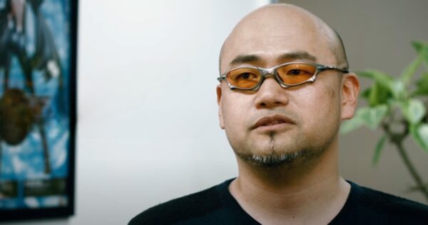 Imagem mostra o diretor de jogos Hideki Kamiya, que deixa o estúdio Platinum Games agora em outubro