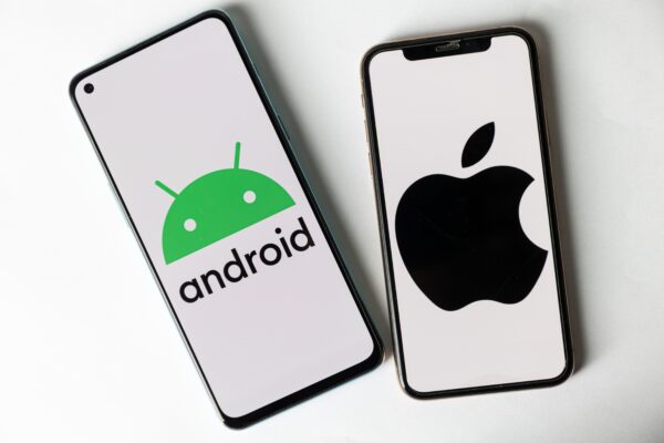 Imagem mostra o Android (Google) ao lado de um smartphone com iOS (Apple)