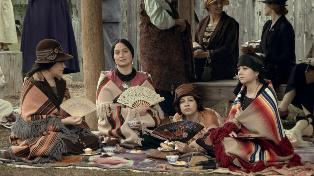 Da esquerda para à direita, a imagem mostra as atrizes: JaNae Collins, Lily Gladstone, Cara Jade Myers e Jillian Dion em cena do filme Assassinos da Lua das Flores