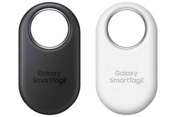 Foto ilustrativa de dois modelos do dispositivo Galaxy SmartTag2 da Samsung: à esquerda, o tag na cor preta e à direita, o branco