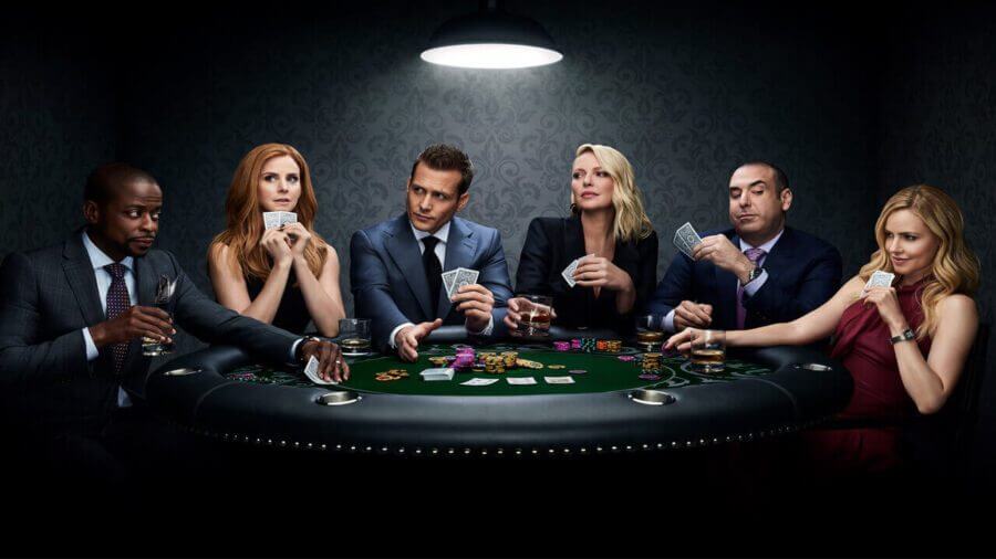 Imagem de divulgação da temporada 9 da série Suits; na imagem, os personagens Alex Williams, Donna Paulsen, Harvey Specter, Samantha Wheeler, Louis Litt e Katrina Bennet, sentados em uma mesa jogando poker ilustram também a notícia de uma nova série derivada do universo da original