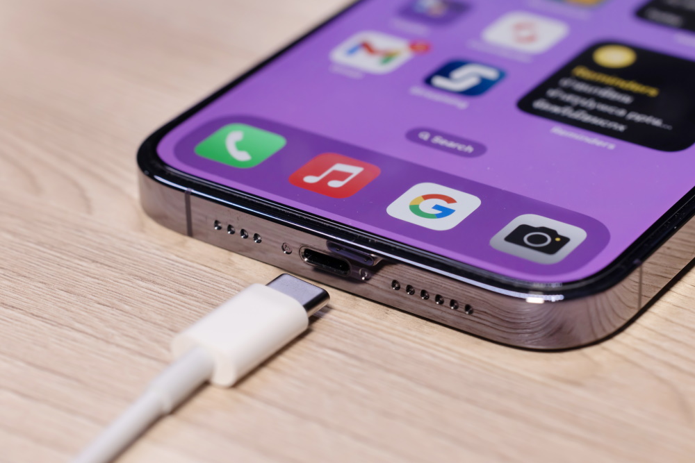 iPhone 15 carrega power banks ao ser conectado a porta USB-C