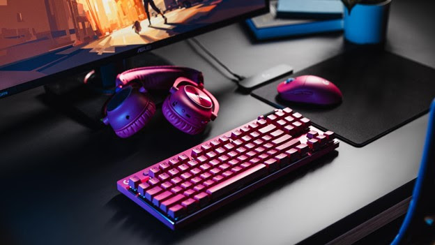 Em cima de uma superfície escura estão os novos teclado, mouse e fone de ouvido da série PRO, da Logitech G, lançados durante a BGS 2023