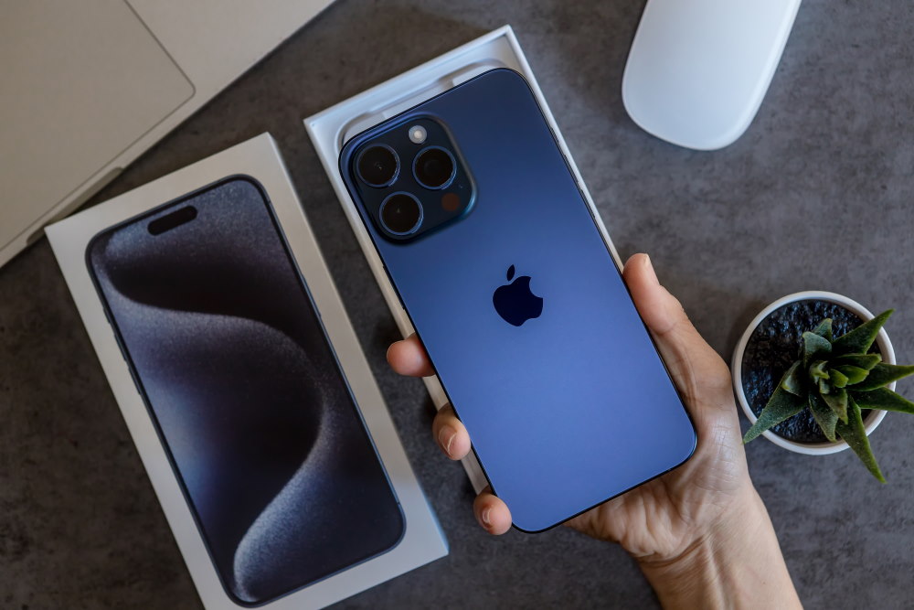 Homem compra iPhone 15 Pro Max pelo site da Apple e recebe celular com Android