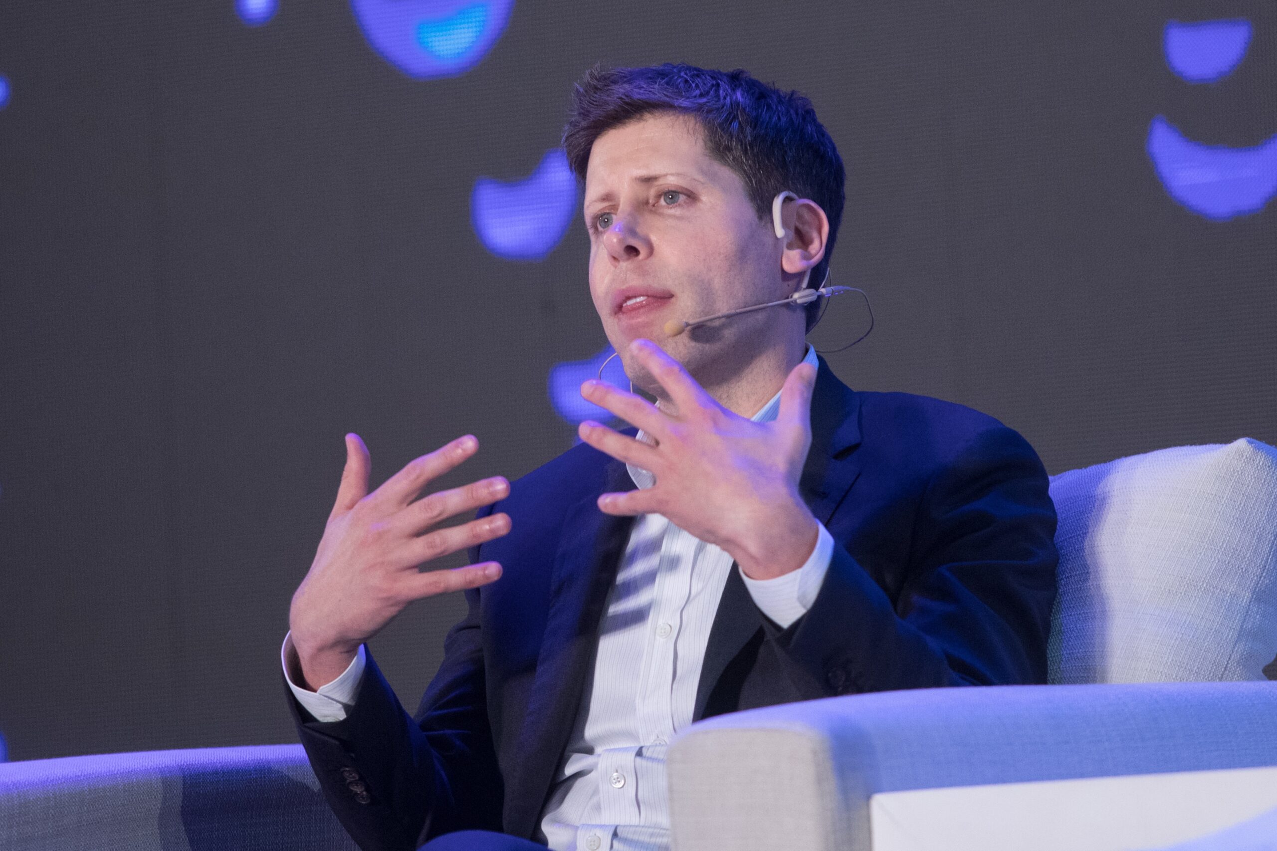 Imagem mostra o CEO da OpenAI, Sam Altman