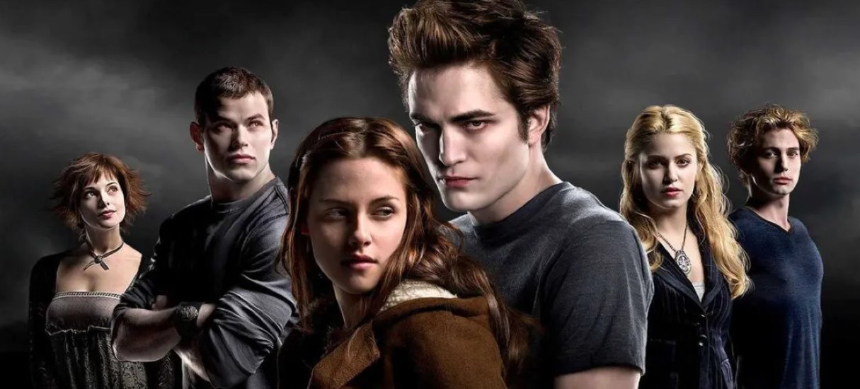 Pôster de lançamento do primeiro filme da saga Crepúsculo, com os protagonistas Robert Pattinson e Kristen Stewart à frente, abraçados, e, ao fundo, da esquerda para a direita: Ashley Greene, Kellan Lutz, Nikki Reed e Jackson Rathbone