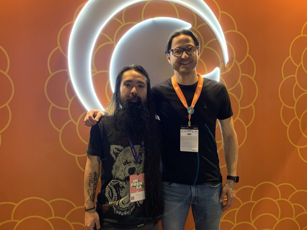 Raúl González, diretor de marketing LATAM da Crunchyroll e o repórter Igor Shimabukuro