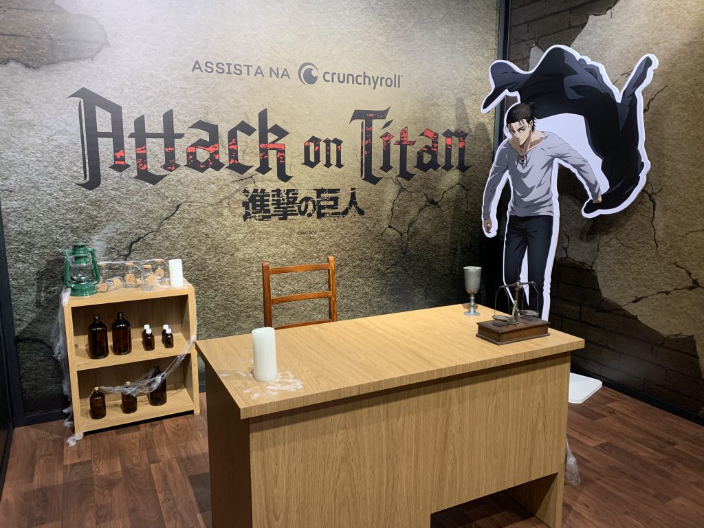 Espaço de Attack on Titan no estande da Crunchyroll na CCXP23