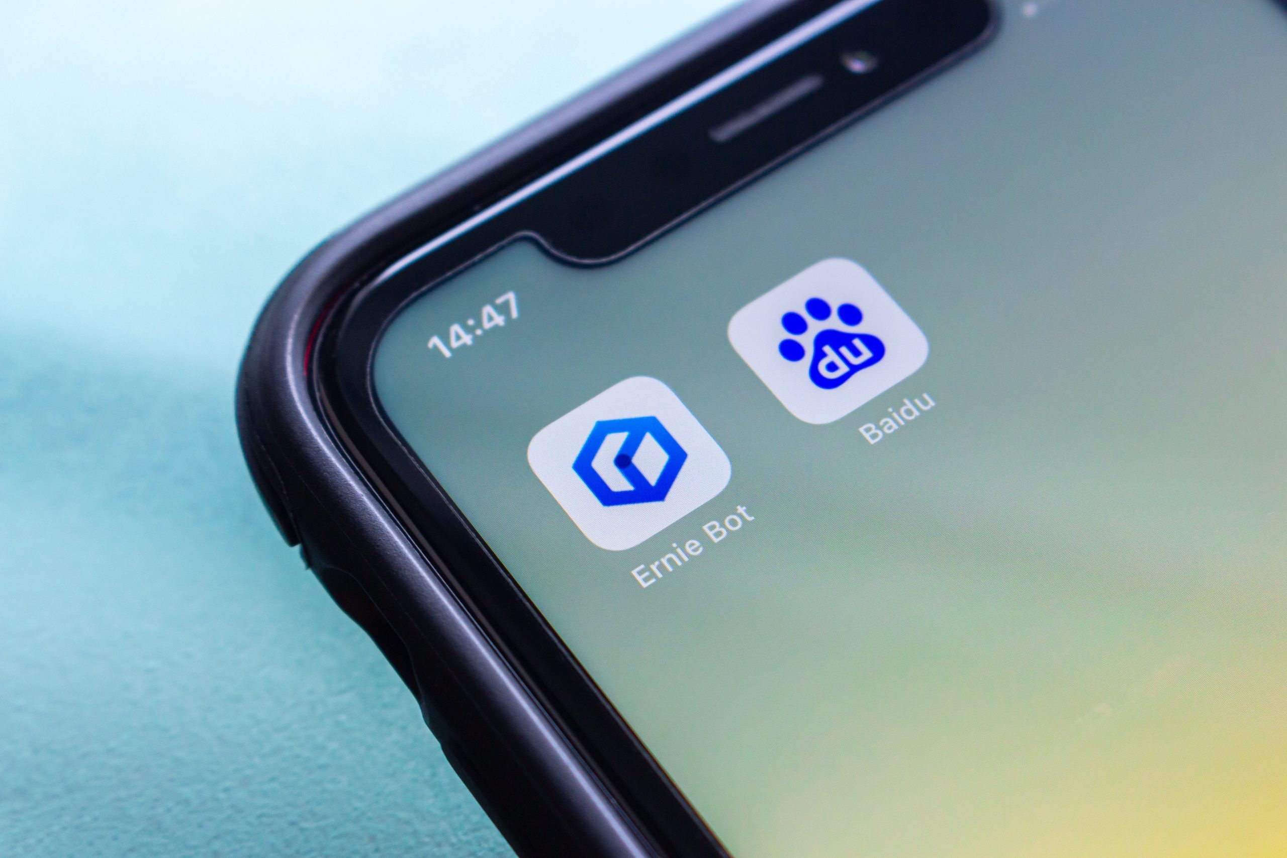 Imagem mostra um smartphone exibindo a logomarca do ErnieBot, o chatbot de IA no Baidu