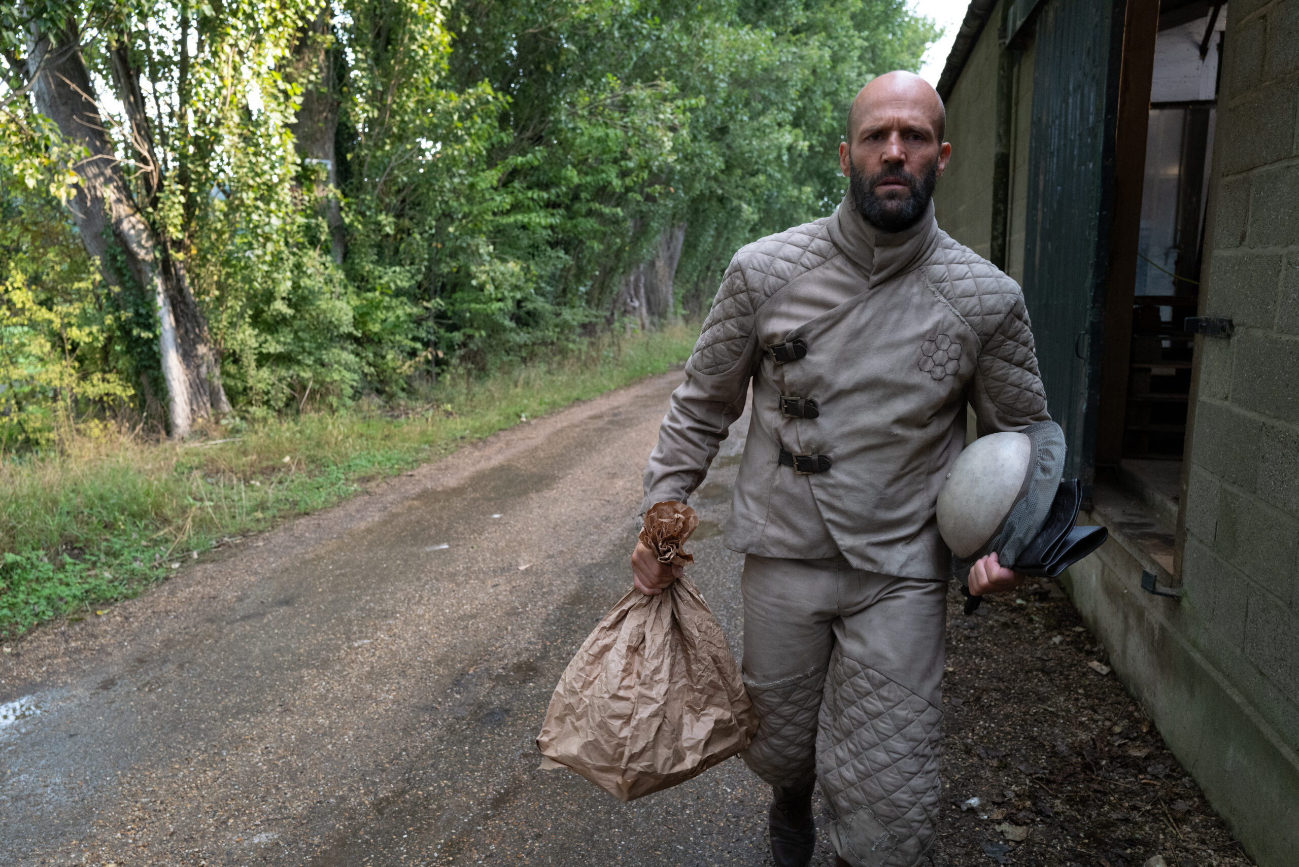 Imagem mostra cena do filme Beekeeper, com Jason Statham