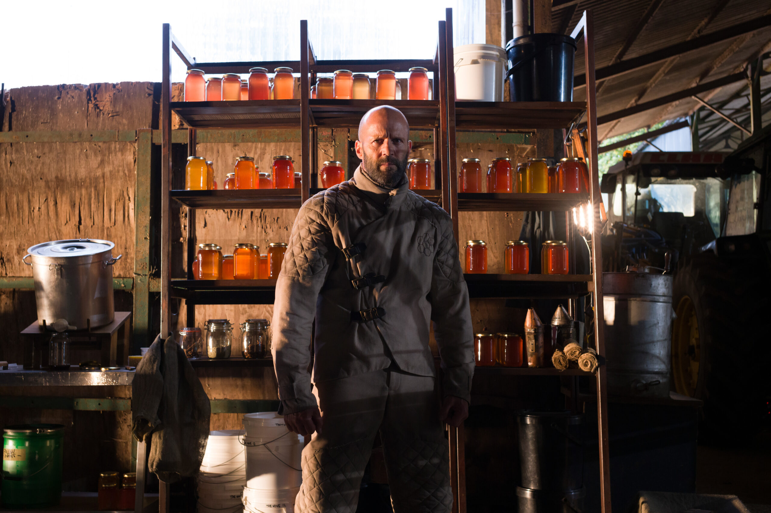 Imagem mostra cena do filme Beekeeper, com Jason Statham